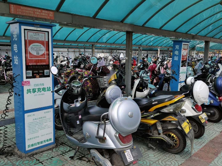 电动车充电站. 孟俭 摄望月路上的共享换电柜.