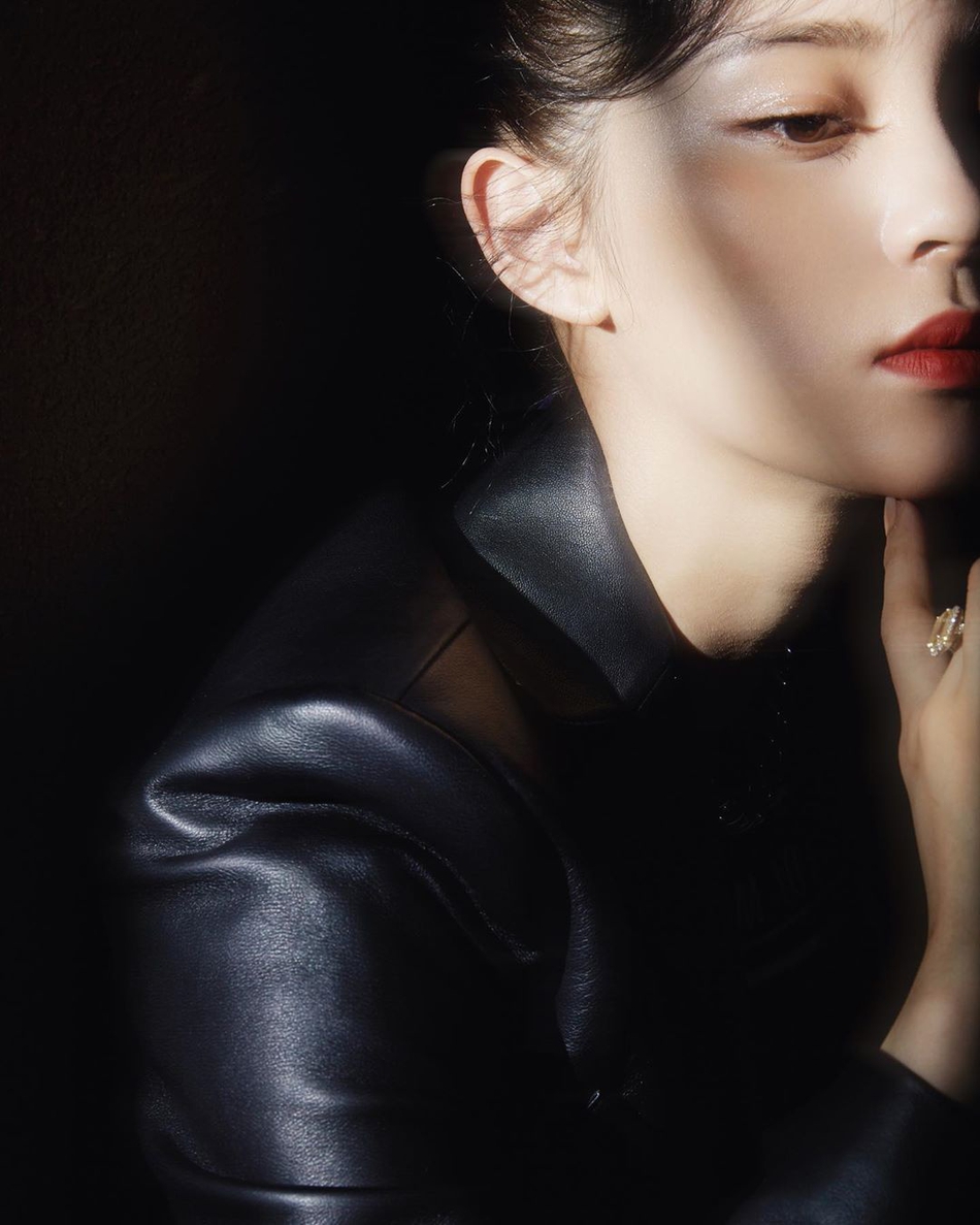 欧阳娜娜穿黑色皮衣酷劲十足02露精致侧脸红唇撩人