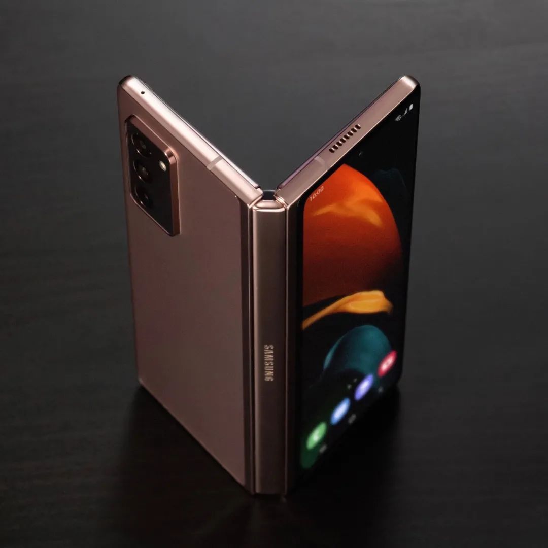 【旗舰】万元三星fold2发布 这才是吃鸡神挂 120hz折叠小平板