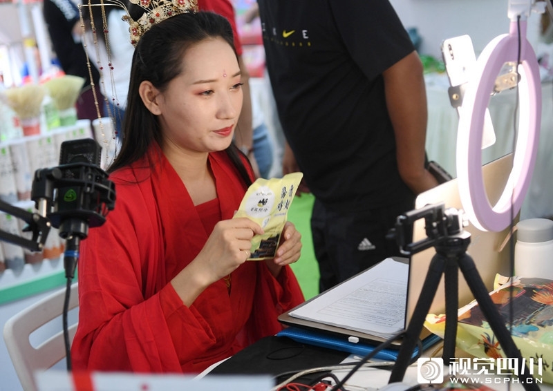 视频丨巾帼助力脱贫奔康 川妹子直播带川货