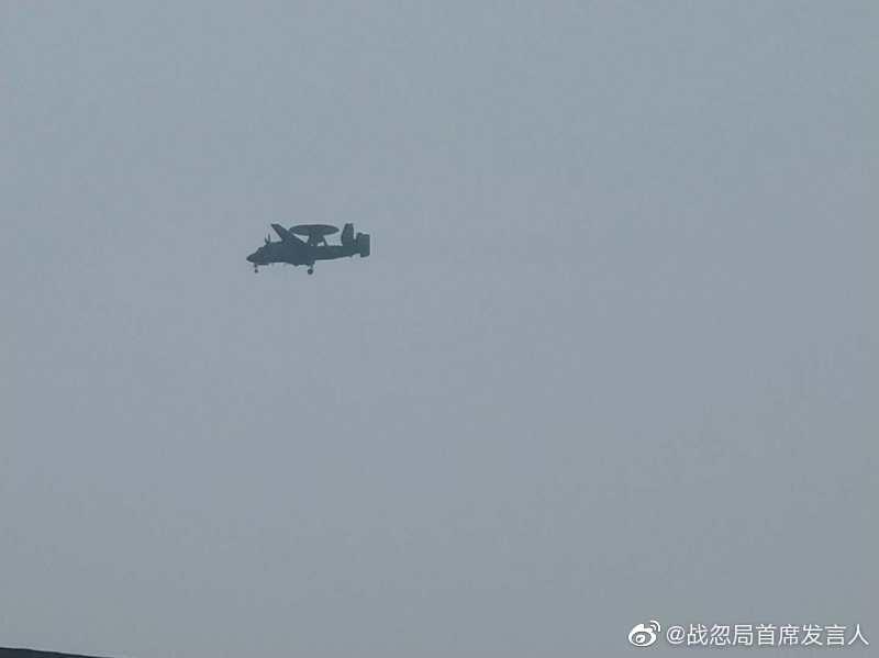有微博网友拍摄到疑似新舰载预警机首飞的照片 图源：战忽局首席发言人