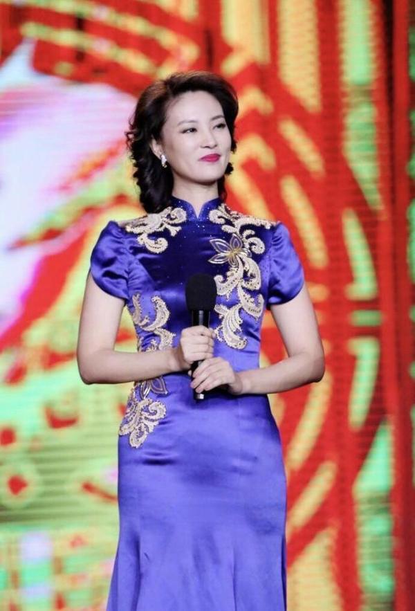 央视主持刘芳菲气质惊艳穿蓝色旗袍裙配复古发型尽显东方美