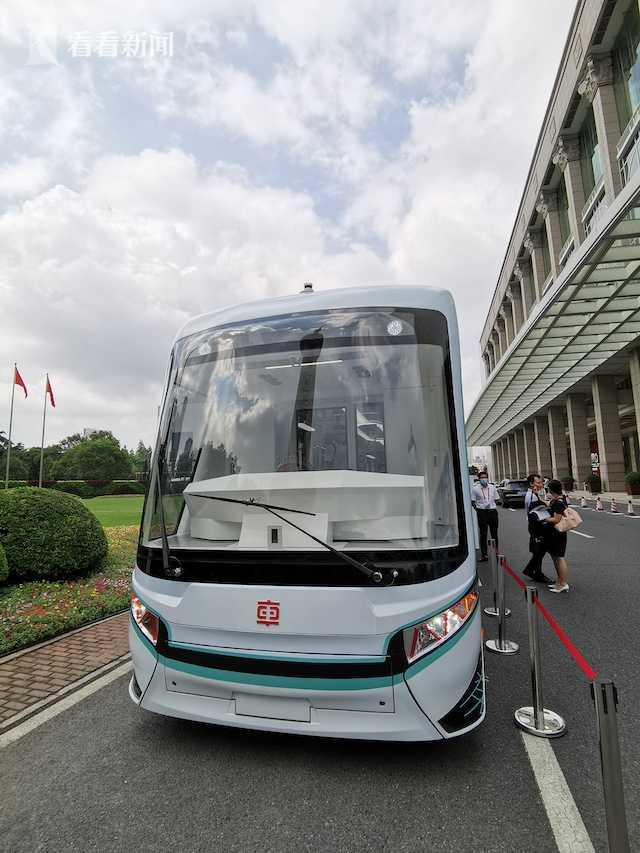 这列数字轨道胶轮电车是在传统低地板有轨电车基础上重新改进设计的.