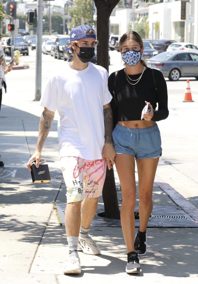 平时只要是和贾斯汀比伯在一起,海狸都会选择平底鞋,因为两个人的身高