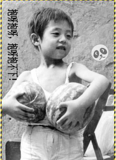 姜武在《八佰》中饰演老铁,他也是姜文的弟弟,感觉姜武小时候的样子和