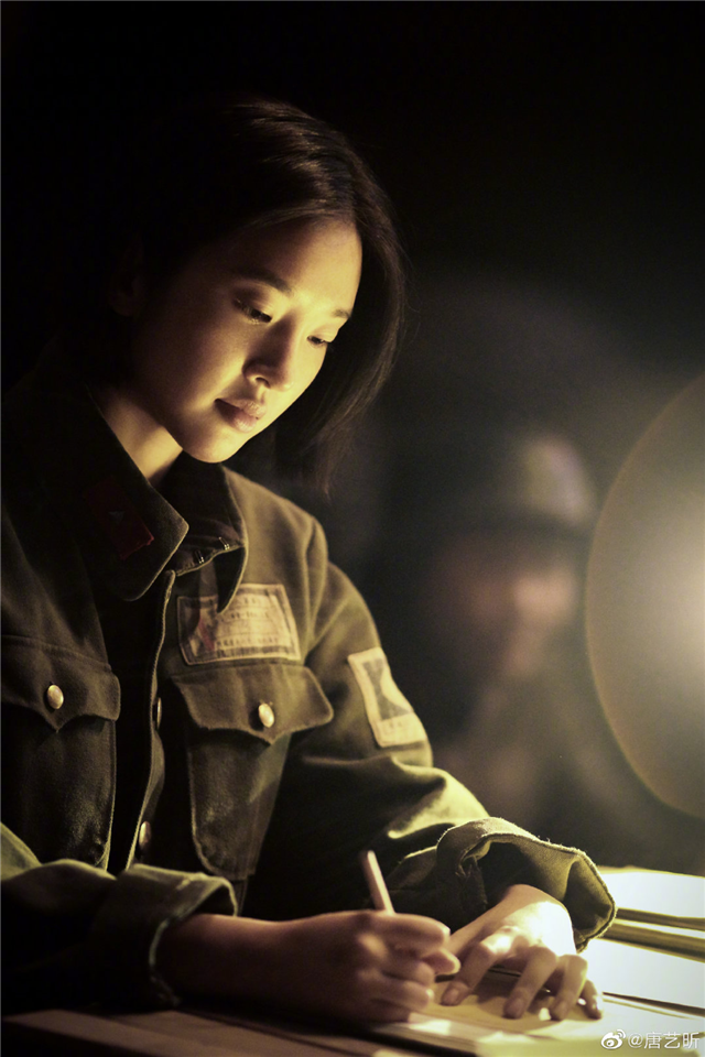 唐艺昕生女后复出拍写真,气质大变彰显出满满的高级感