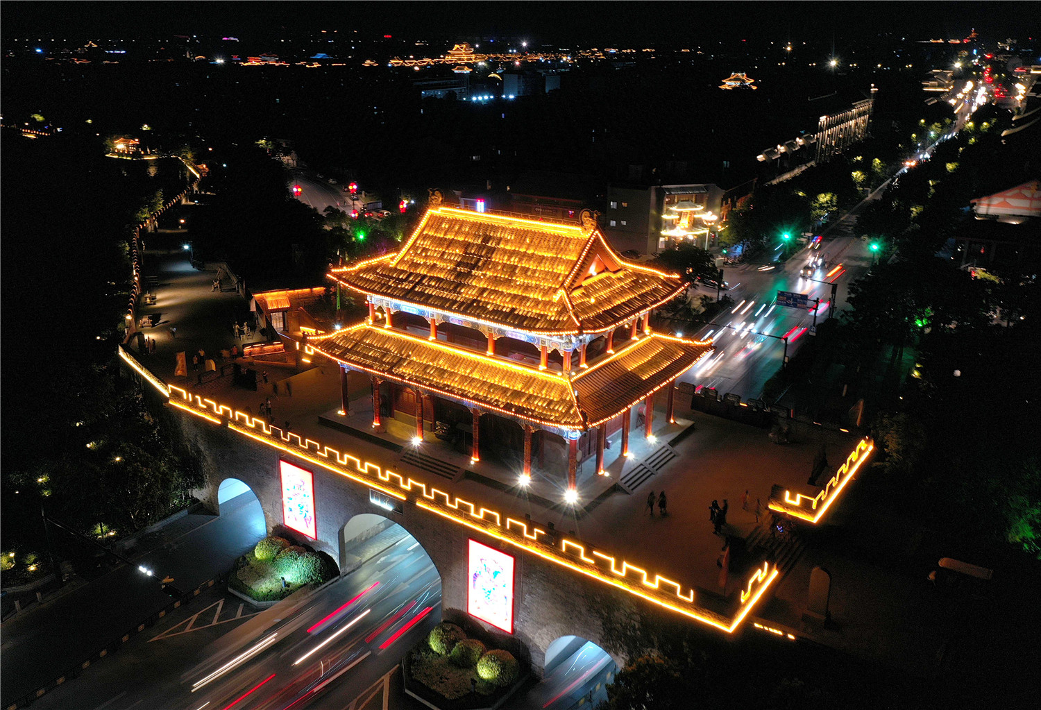 比起声名远播的开封铁塔,小吃,乃至活色生香的《清明上河图》,城摞城