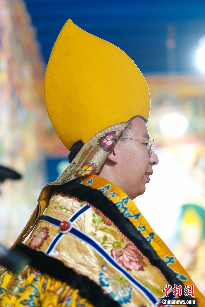 十一世班禅在西藏亚东县礼佛弘法