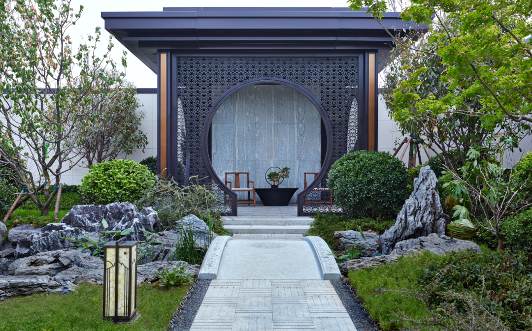 是故,昆仑樾承袭官帽式大门挑檐设计,区隔繁华城市与江南私园.