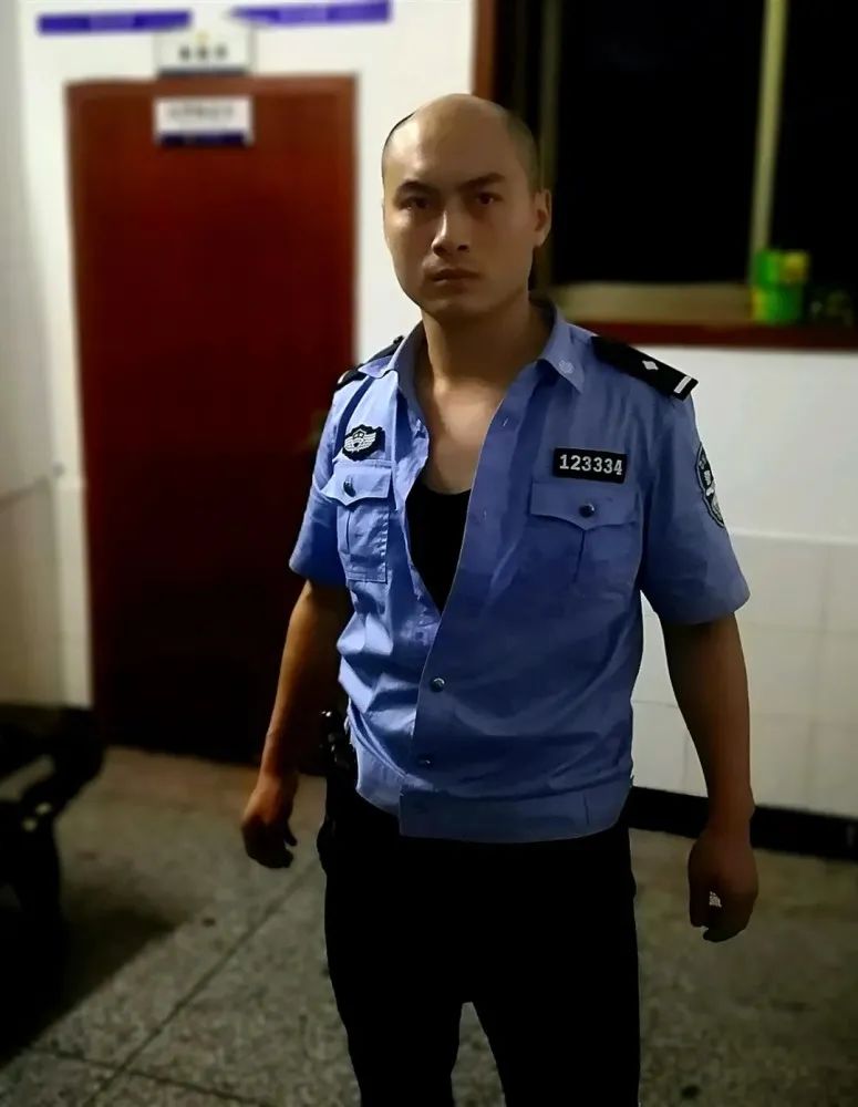 处警过程中,彭闻闻警服扣子被沈某秋扯掉3颗