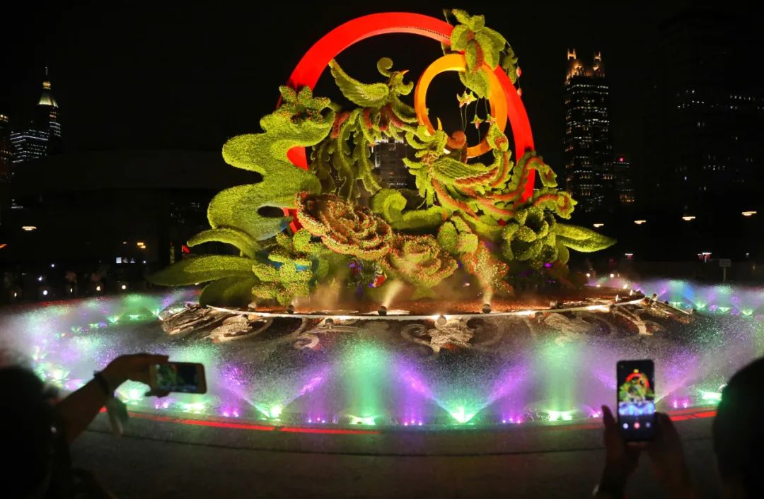 紫薇调控花期"二度开花"音乐厅前向日葵迎风摇曳徐家汇商圈成为"花的