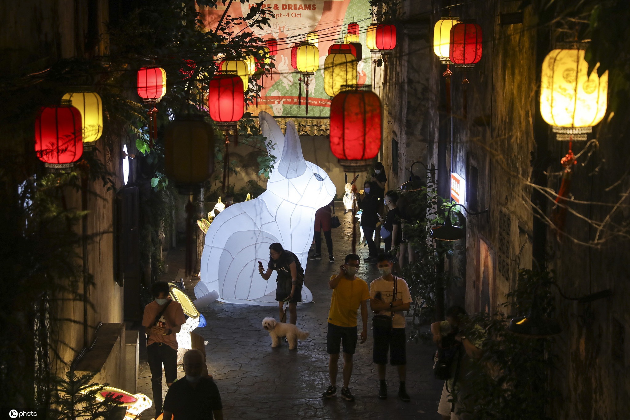 当地时间2020年9月29日,马来西亚吉隆坡,中秋节将至,当地街头被高挂的