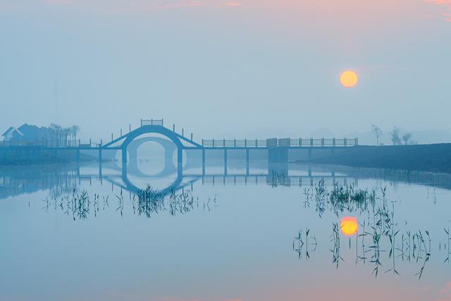 小镇南临宣惠河,东接海兴湿地和杨埕水库,北靠河北省级地质公园马骝山
