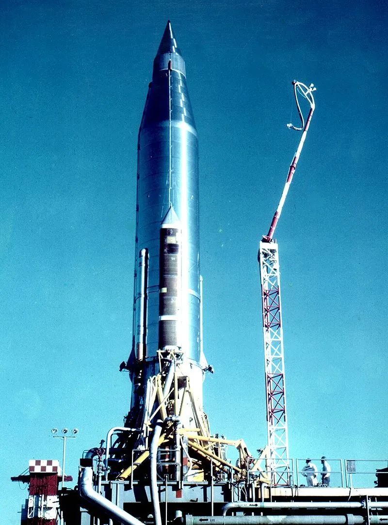 score卫星和大力神火箭在发射台上 | nasa在二战战火烧到法国的时候