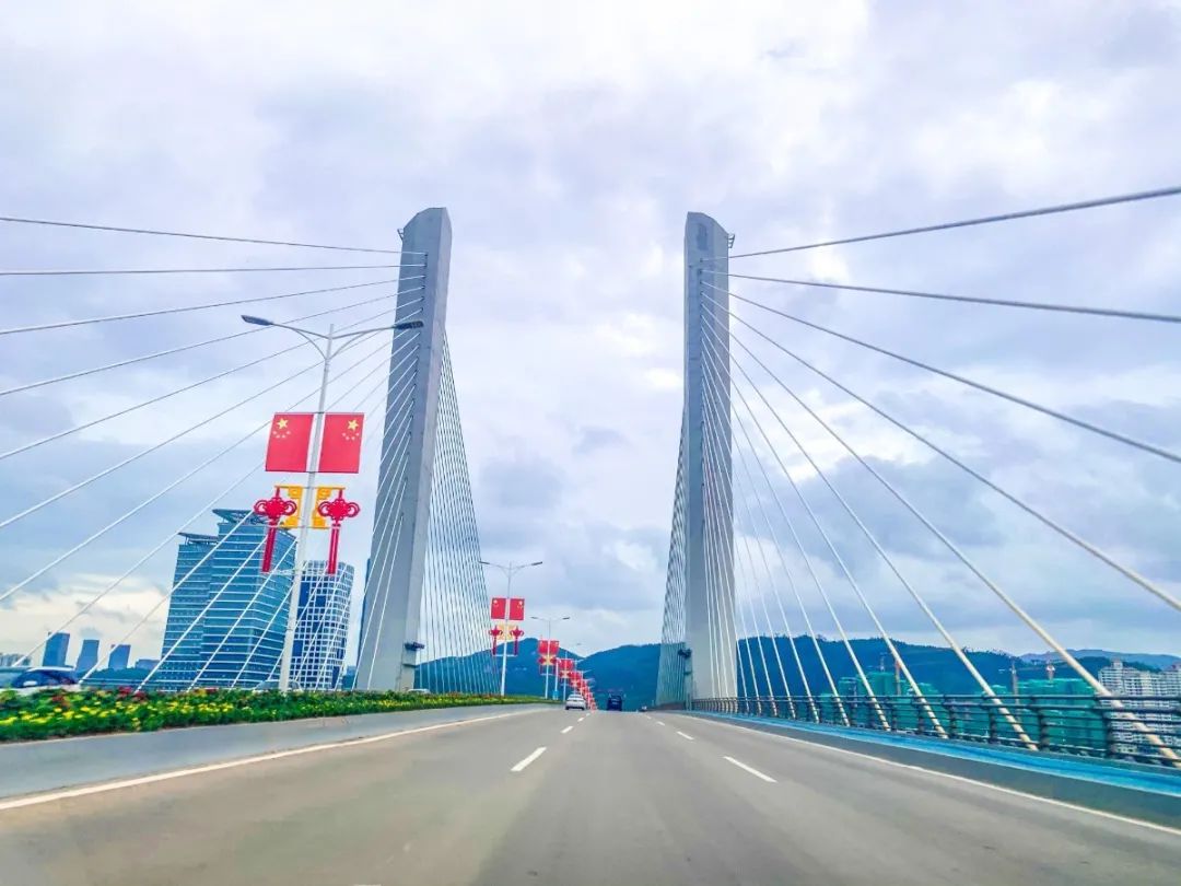 成立71周年之际,珠海用自己的方式,祝福祖国母亲,国泰民安,繁荣昌盛!