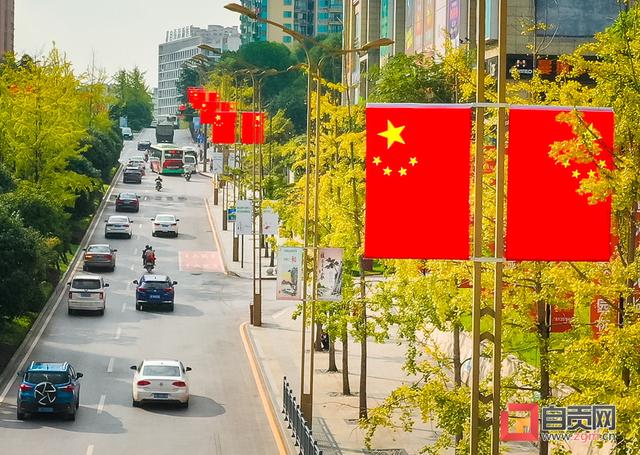 迎国庆 换新颜 街头洋溢"中国红"