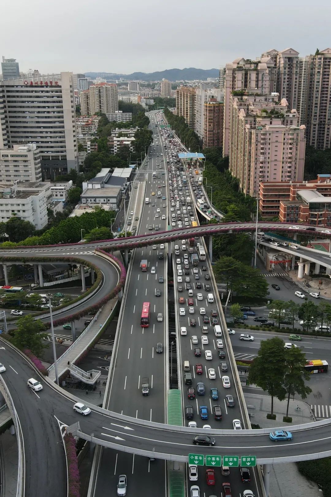 9月30日下午4时许,华南快速干线北行方向黄埔大道立交路段车流行驶