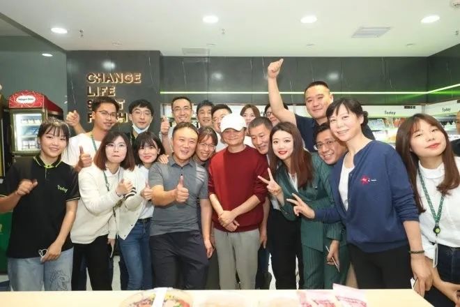 而陪同马云一起品尝武汉热干面的宋迎春是today创始人,也是马云湖畔