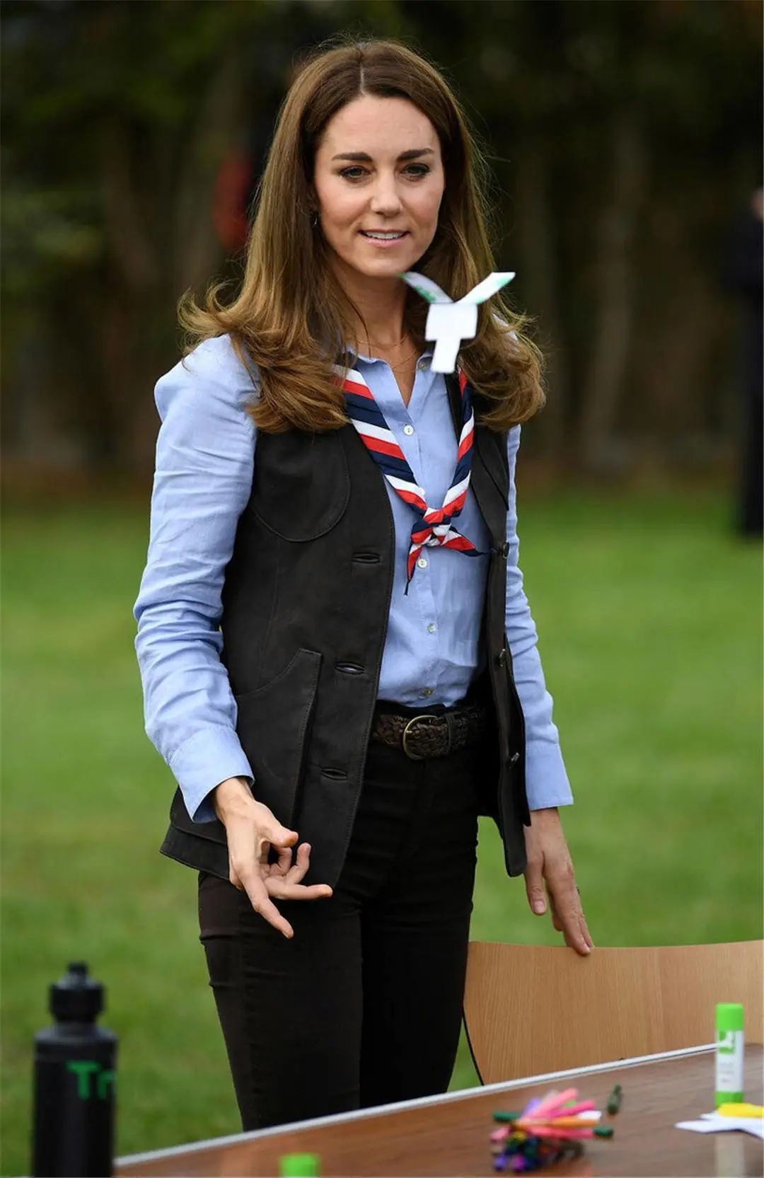 凯特王妃终于不穿连衣裙,穿蓝衬衫配紧身裤,不仅时髦还超显气质