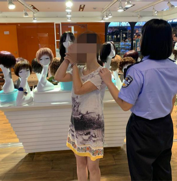 图说:犯罪嫌疑人指认现场 徐汇警方供图