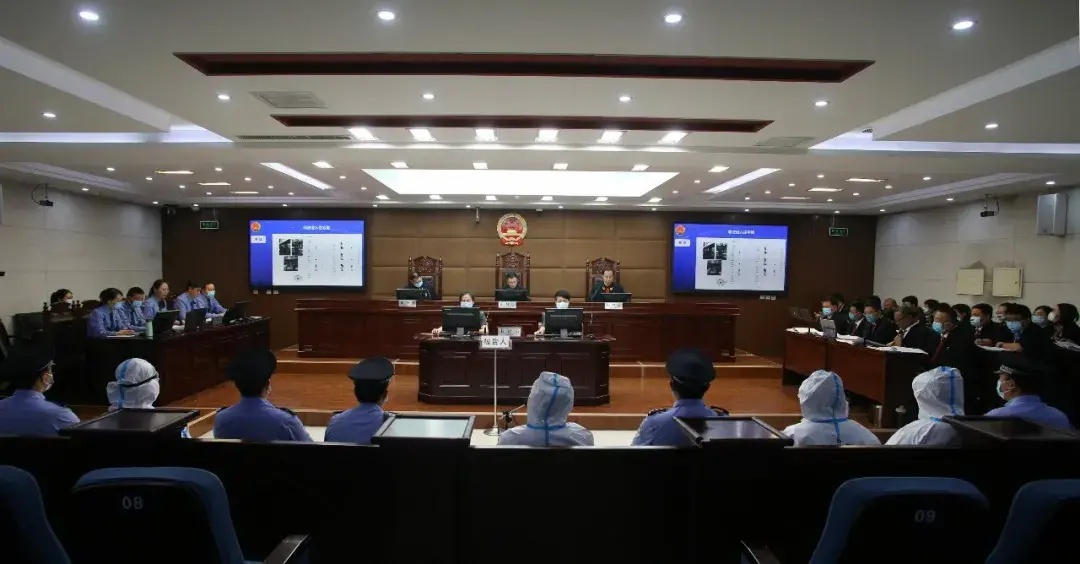 河北保定被告人刘某等19人组织领导参加黑社会性质组织案一审开庭