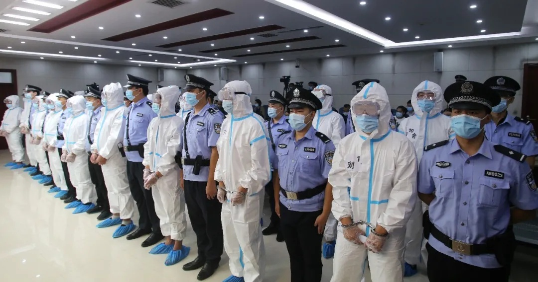 河北保定被告人刘某等19人组织领导参加黑社会性质组织案一审开庭