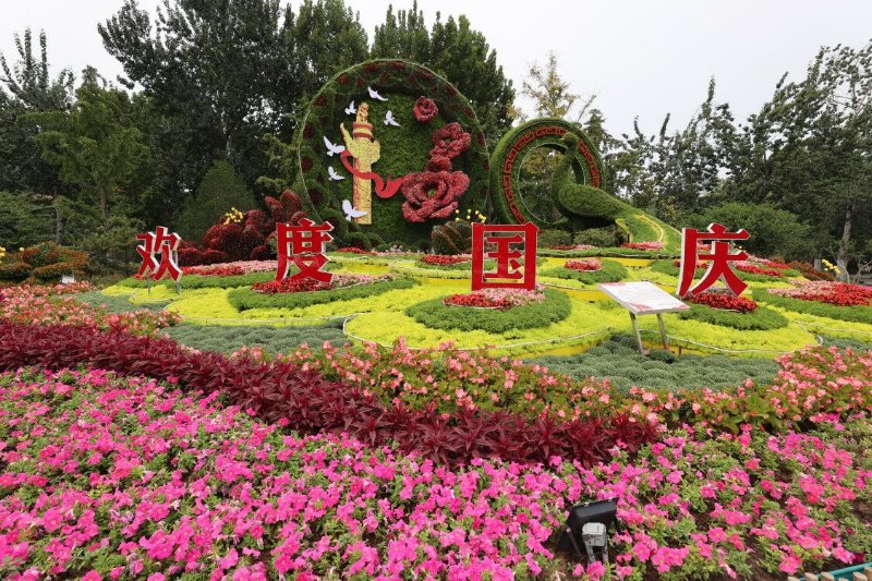 历下区园林绿化服务中心工作人员介绍,此次国庆布花遵循"多样性,艺术