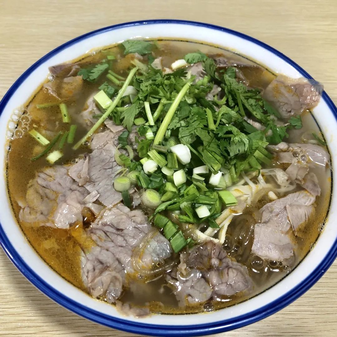 手抓骨配上热腾腾的插花牛肉汤要多棒有多棒