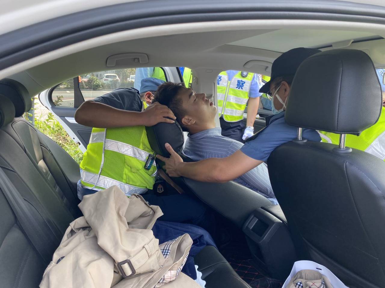 服务区内一男子突发癫痫 高速卫士紧急救助