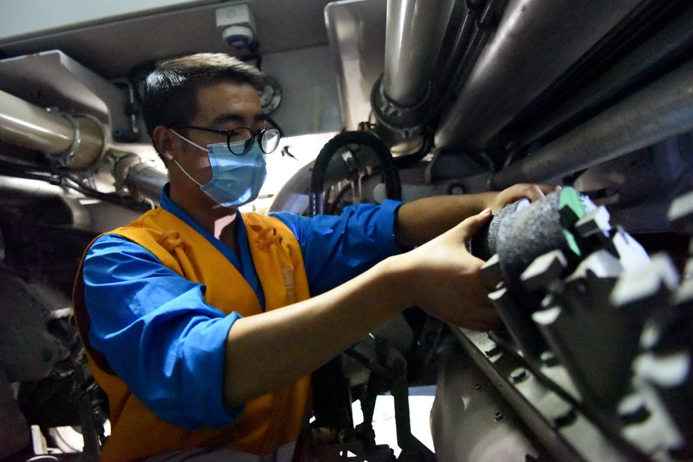 夜探钢轨"美容师"