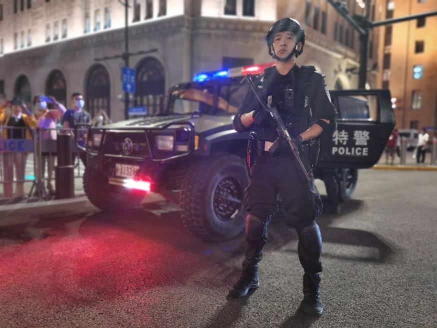 特警队员在现场驻守,警方供图据介绍,9月30日晚,共有4300余名安保力量