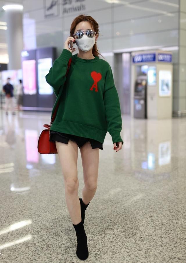 金莎真敢穿,红绿毛衣配短裤,一双"圆规腿"让人羡慕!