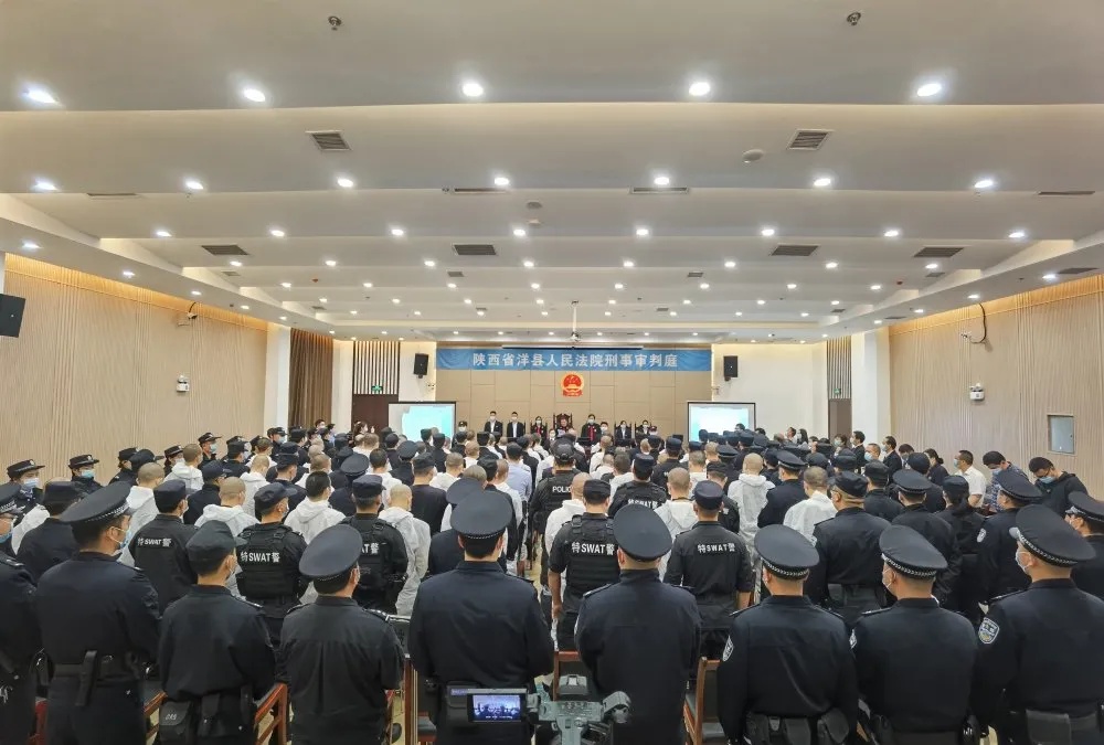 9月30日,汉中市洋县人民法院依法对李群等49名被告人组织,领导,参加黑
