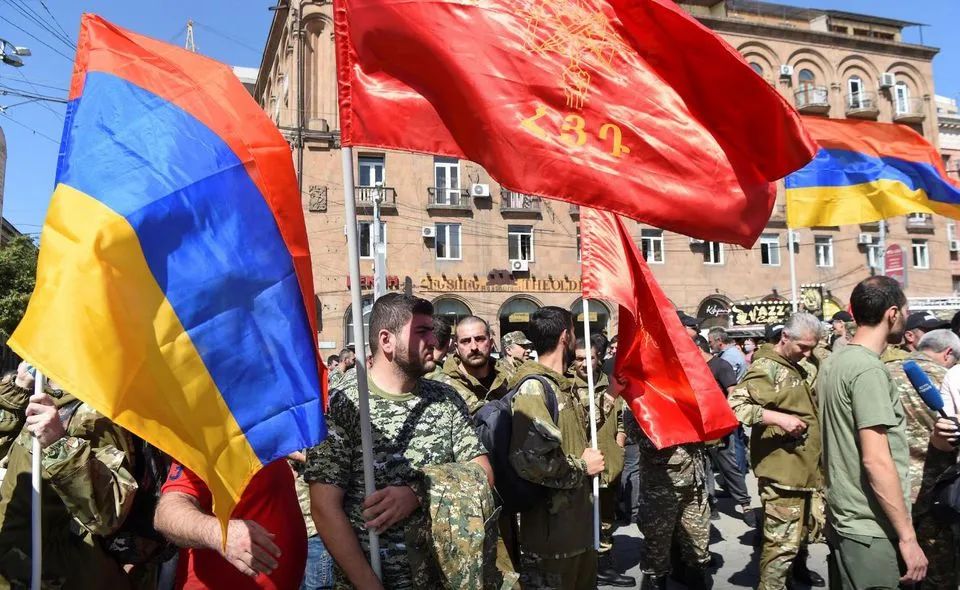 9月27日，亚美尼亚民众在首都埃里温参加志愿兵招募活动。图源：路透社