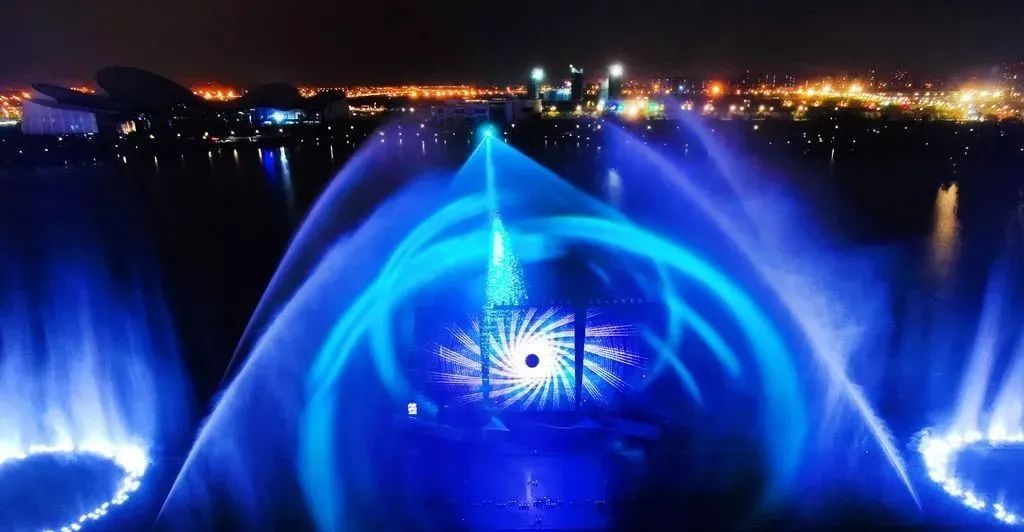 南通创新区紫琅公园湖山广场市民可前往10月1日至8日每晚8点即将在