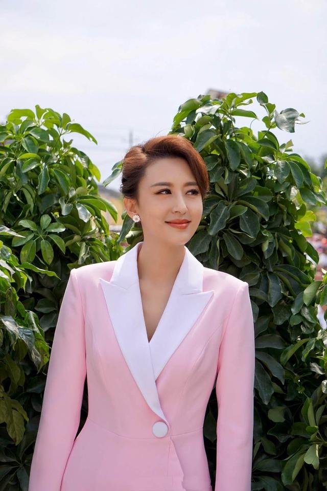 央视主持张蕾穿衣女强人大20岁富豪老公更霸气从未向她求婚