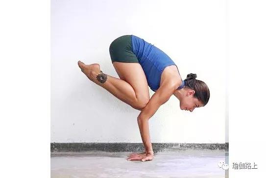 难度就加大了第8个:这是鹤禅式,和乌鸦式的区别在于手臂是伸直的虽然