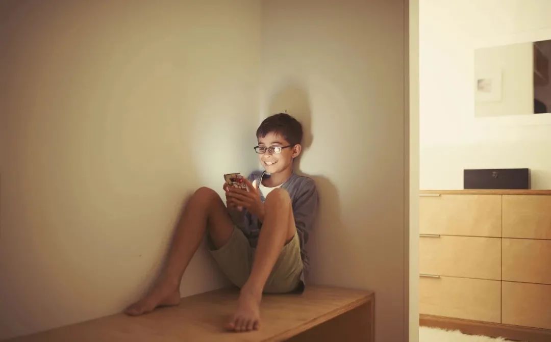 长期低头玩手机,身体各器官的变化让人吃惊!第一个很吓人