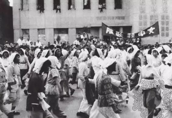 △晋察冀边区的女子秧歌队庆祝抗战胜利。