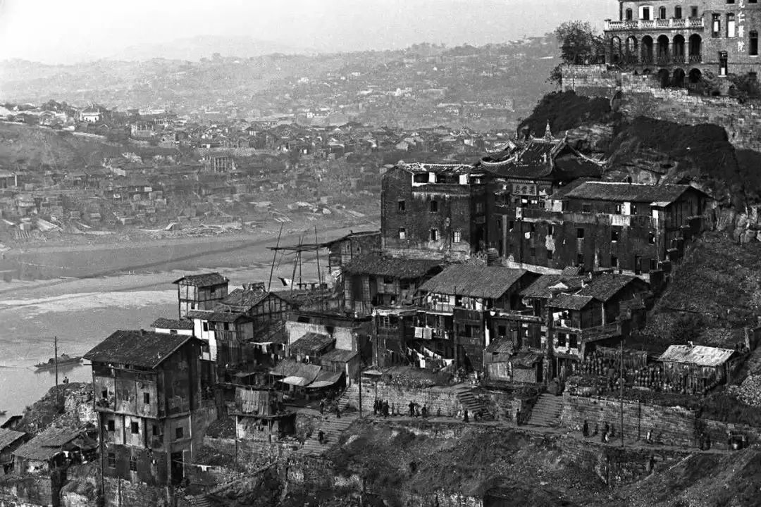 旧时重庆嘉陵江边的城市景观(现临江门重庆附二院附近).图:湖广会馆