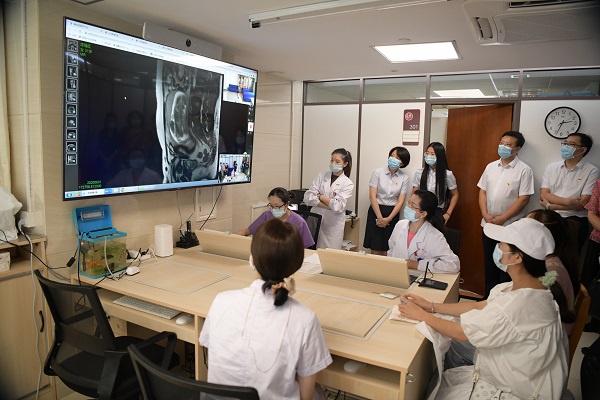 图说：十位市民代表以普通人的视角，走进医务工作者的“台前幕后” 采访对象供图/下同