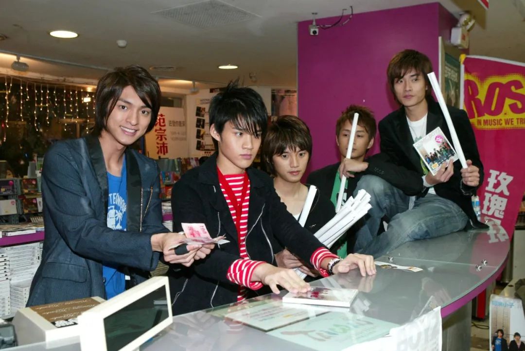 可米小子主唱当牙医明星变回素人有何不可