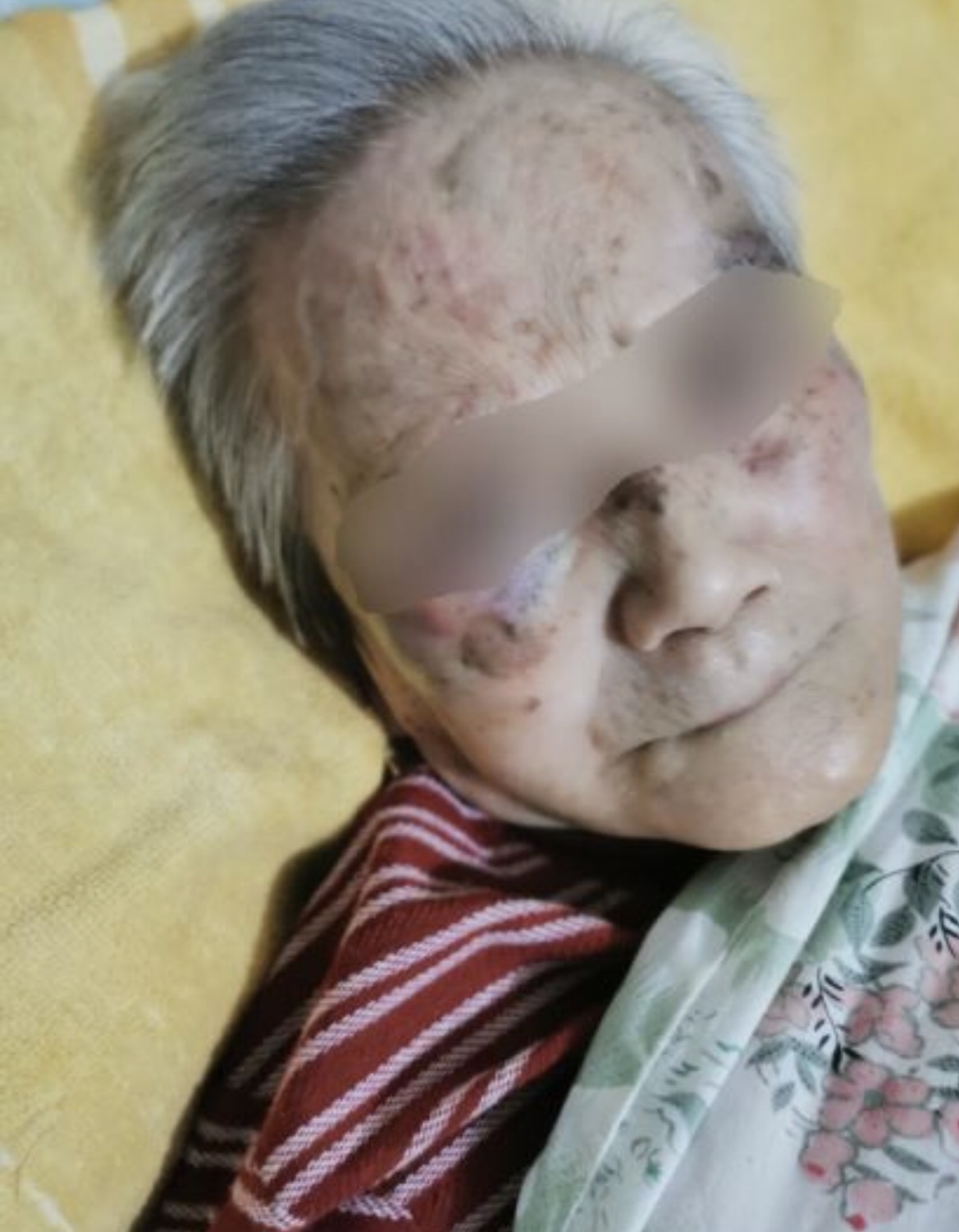 16秒连续击打老人头部5次,保姆虐待老人获刑1年禁业3年