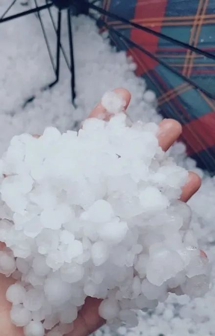 多地突下冰雹威海气象台发布黄色预警