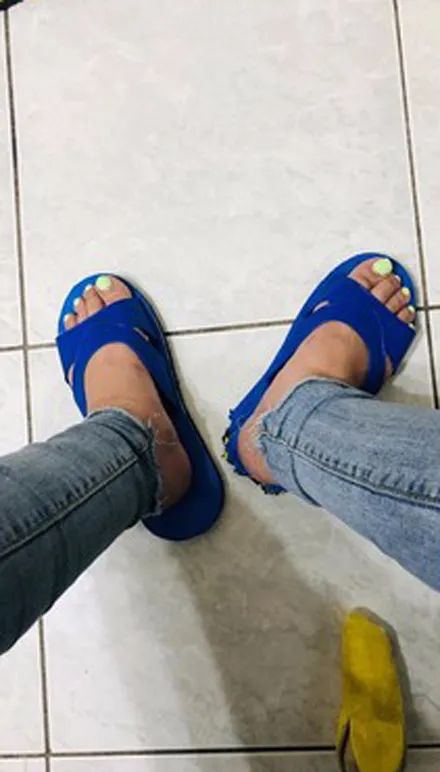 拖鞋太大只,贴心金毛用嘴帮主人量身定做,完成之后笑喷了!