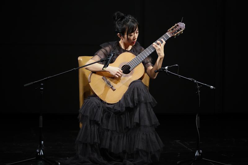 古典吉他演奏家杨雪霏用吉他演奏中国古曲让中国素描成为了解中国文化