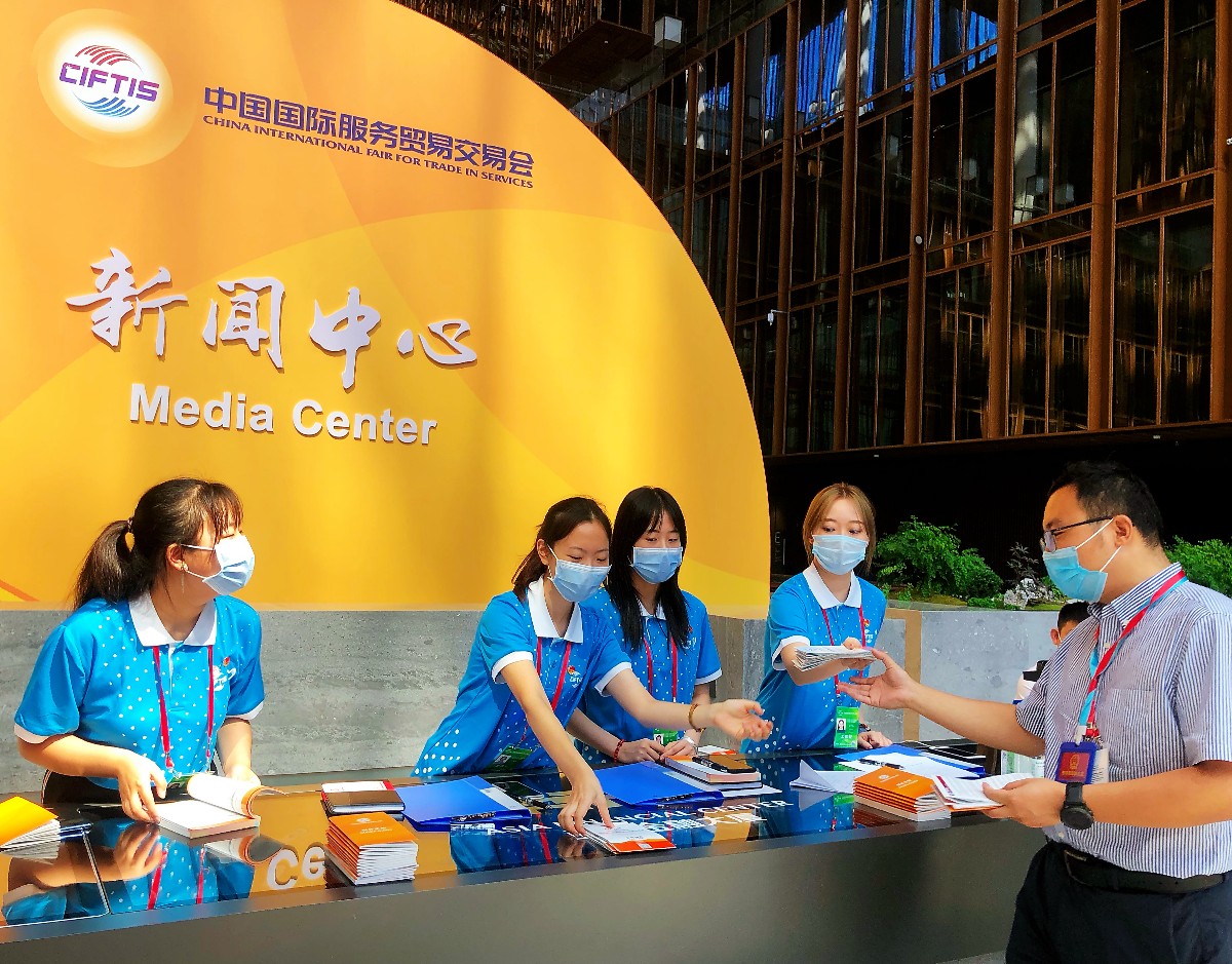 来自中国传媒大学的吴佩琳是预订服务台的志愿者,她表示,作为一名传媒