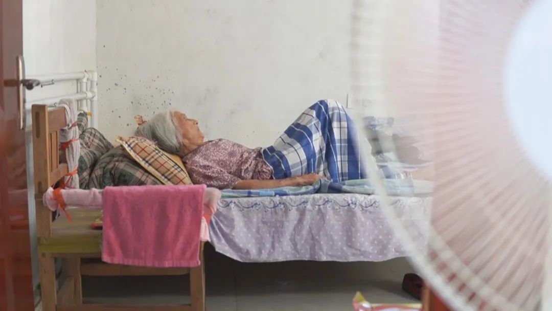 亲家母生病卧床,大姨主动接回家照顾!