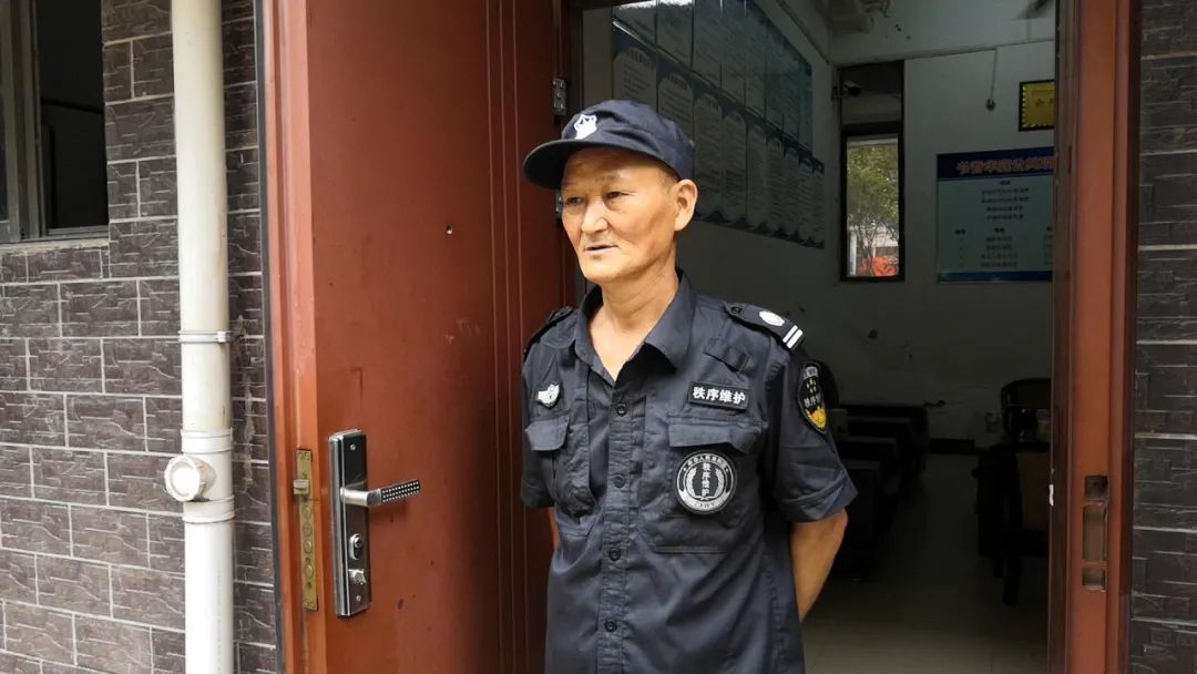 保安朱发耀业主见火势无法控制突发火灾赣州市南康区书香华庭小区一