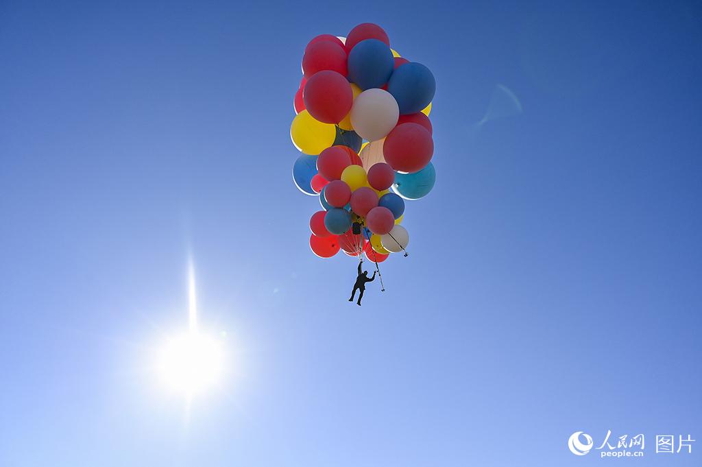 美国魔术师抓住52个气球升至7500米高空